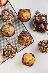 Vista aerea de muffins de chocolate crumble de pera arandonos y vainilla con chisp de chocolate