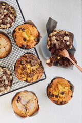 Vista aerea de muffins de chocolate crumble de pera arandonos y vainilla con chisp de chocolate