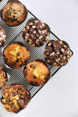Vista aerea de muffins de chocolate crumble de pera arandonos y vainilla con chisp de chocolate