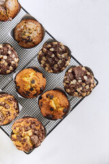 Vista aerea de muffins de chocolate crumble de pera arandonos y vainilla con chisp de chocolate