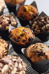 Vista aerea de muffins de chocolate crumble de pera arandonos y vainilla con chisp de chocolate