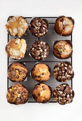 Vista aerea de muffins de chocolate crumble de pera arandonos y vainilla con chisp de chocolate