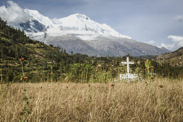 Fototapeta na wymiar cross in front of Huascarán in Yungay