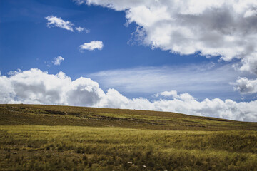 Fototapeta na wymiar Clear skies and few clouds meet the mountains of Huaraz