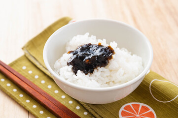 海苔の佃煮をのせたご飯
