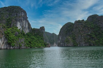 Fototapeta na wymiar Around the thousand islands of Halong Bay in Vietnam