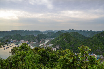 Fototapeta na wymiar City on the coast of Halong Bay. View from the mountain.