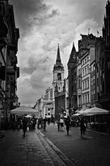 Fototapeta na wymiar Panorama ulicy w Toruniu, centrum miasta, ruch uliczny.