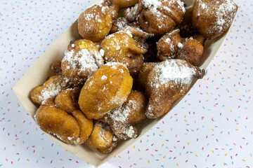croustillons au sucre dans un plat