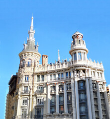 Fotografía realizada a un histórico edificio de la capital de España dejando solamente el cielo azul de fondo para asilarlo del ruido y movimiento de la ciudad.
