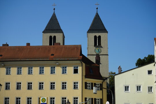 Blick zu den T&uuml;rmen der Schottenkirche in Regensburg