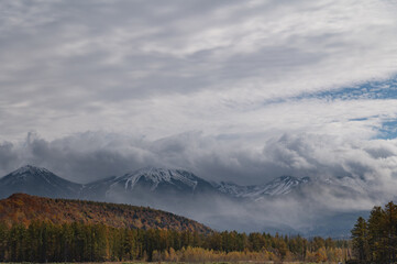10月終盤の雪たたえる大雪山連峰と紅葉