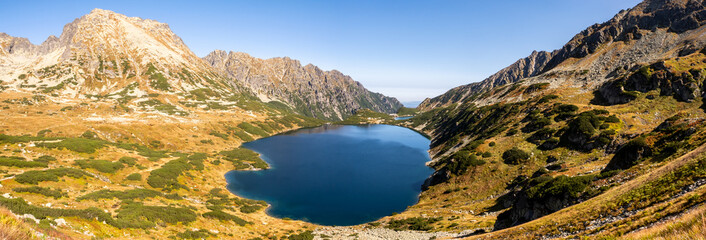 High resolution panorama of Five Polish Ponds Valley (Dolina Pieciu Stawow Polskich) in autumn. Crystal blue mountain lake in High Tatra Mountains, autumn mountain landscape. © Cleop6atra