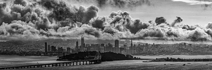 Panorama Skyline San Francisco mit bedrohlichen Wolken in schwarz-weiss