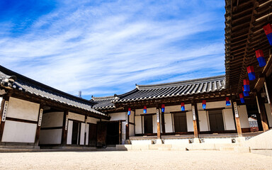 Fototapeta na wymiar Korean Traditional Wooden House / Seoul Blue Sky 한옥