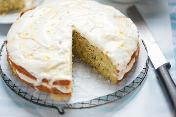 Frosted courgette lemon cake with lemon cream - 388961113