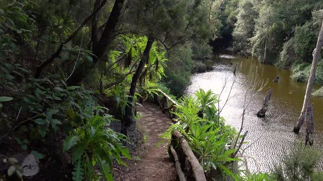 La Gomera, Kanarische Inseln - Laufen auf dem Wanderweg am Stausee Presa de Meriga mit Blick vom Aussichtspunkt 