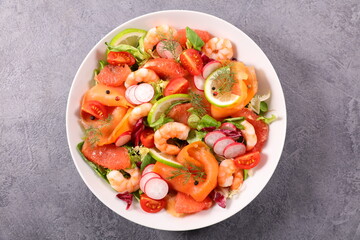 shrimp and smoked salmon salad with tomato, lettuce and radish