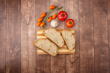 Pan artesano sobre mesa de madera