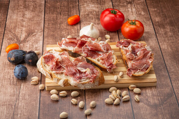 Tostas de jamón con aceite de oliva