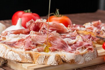 Tostas de jamón con aceite de oliva