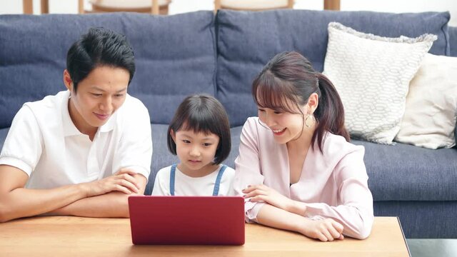 パソコンを見る家族　動画配信サービス