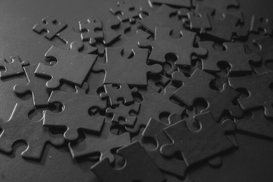 sencillo Ocupar pase a ver Many puzzles are randomly scattered on the plane. Photo of black puzzles on  a black background, business background Stock Photo | Adobe Stock