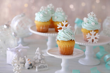 Christmas cupcakes with mint blue cream and white snowflakes.
Christmas decoration table over illumination.　クリスマススノーフレークカップケーキ