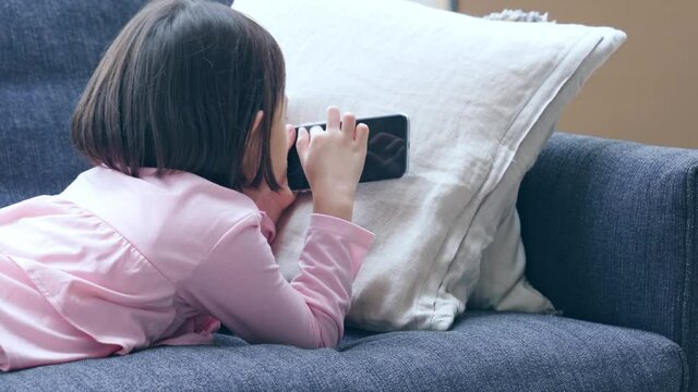 スマホで遊ぶ女の子　スマホ育児