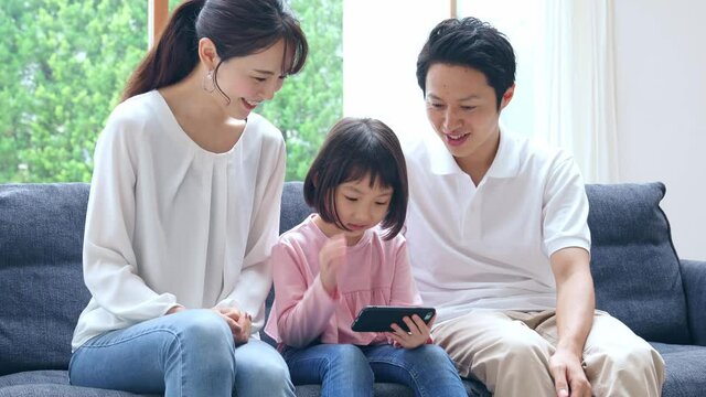 スマホで動画を見る家族　スマホ育児