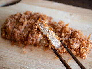 サクサクに揚げたとんかつの断面のクローズアップ。