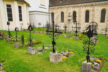 Ein Friedhof In der Nähe einer Kirche auf dem Land, der Gräber, Grabsteine ​​und Kreuze Und...