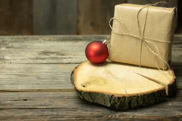 Tło świąteczne z dekoracją, prezent na drewnianej desce. Temat podarunków z okazji Bożego Narodzenia - obrazy, fototapety, plakaty