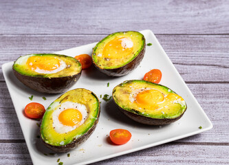 Aguacate con huevo al horno 