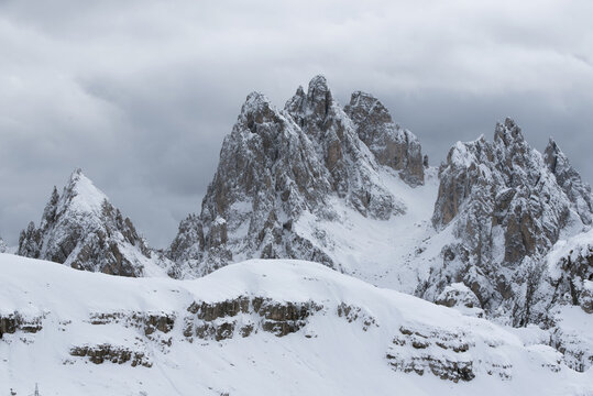 le splendide situazioni che si creano in alta montagna quando le giornate sono nuvolose, la luce che filtra le nuvole in una giornata invernale