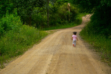 Niña disfrutando de la naturaleza y columpios