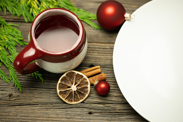 Świąteczna herbata na stole, wraz z dekoracją i aranżacją na Boże Narodzenie