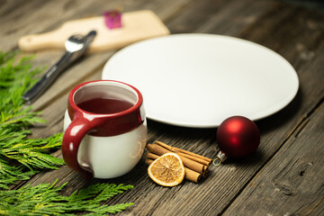 Świąteczna herbata na stole, wraz z dekoracją i aranżacją na Boże Narodzenie