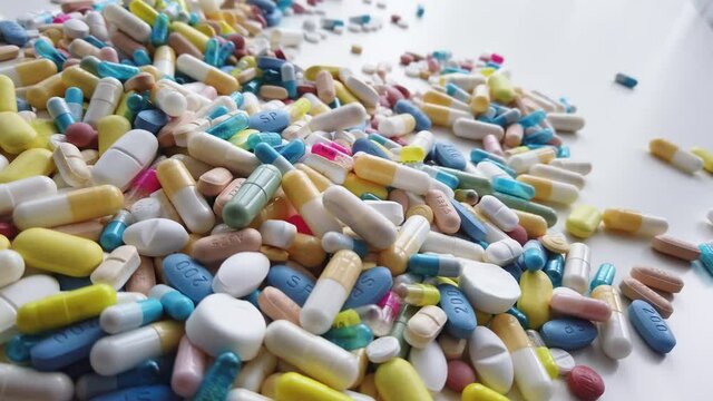 Assortiment de m&eacute;dicaments sur fond Blanc