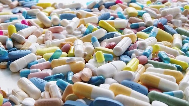 Assortiment de m&eacute;dicaments sur fond Blanc