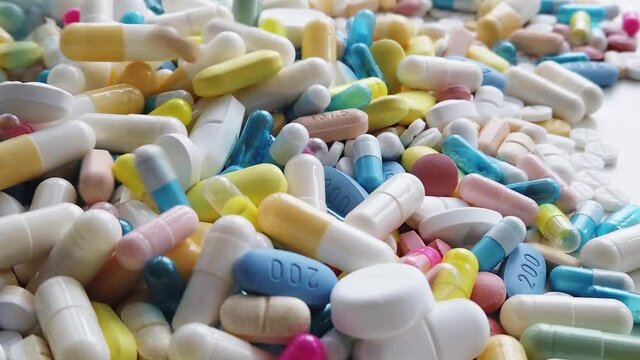 Assortiment de m&eacute;dicaments sur fond Blanc