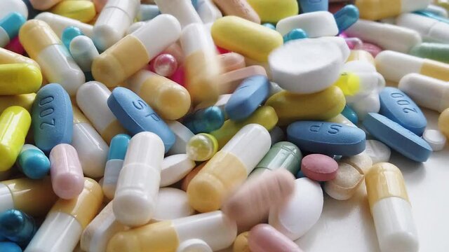 Assortiment de m&eacute;dicaments sur fond Blanc