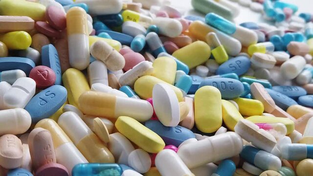 Assortiment de m&eacute;dicaments sur fond Blanc