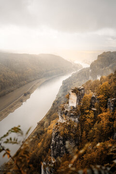Ausblick &uuml;ber die S&auml;chsische Schweiz auf den Fluss Elbe im Herbst im Elbsandsteingebirges in Sachsen