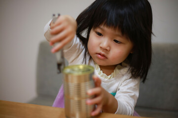 缶詰を開ける女の子