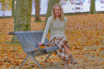 Portrait d'une femme assis sur un banc