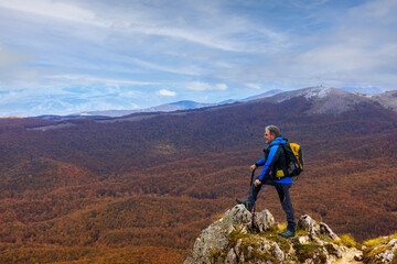 Obraz premium Mountain hiker in autumn landscape.