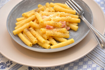 pasta rigatoni alla carbonara tradizionale piatto italiano con uova pancetta e formaggio pecorino