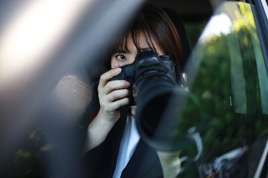 車内から写真を撮る女性