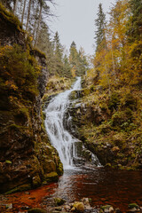 Zackelfall der höchste Wasserfall in den polnischen Sudeten bei Szklarska Poręba im Riesengebirge das höchste Gebirge Tschechiens und Schlesiens im Herbst